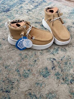 NWT Hey Dude Women’s Wendy Peak Hi Suede Shoes Chestnut Size 6